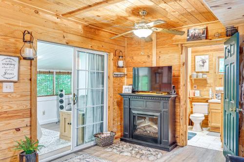 Charming Roaring Gap Cabin with Patio and Fire Pit! in Abshers, USA