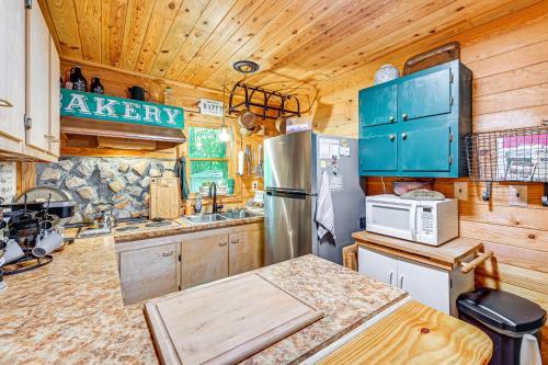 Charming Roaring Gap Cabin with Patio and Fire Pit! in Abshers, USA