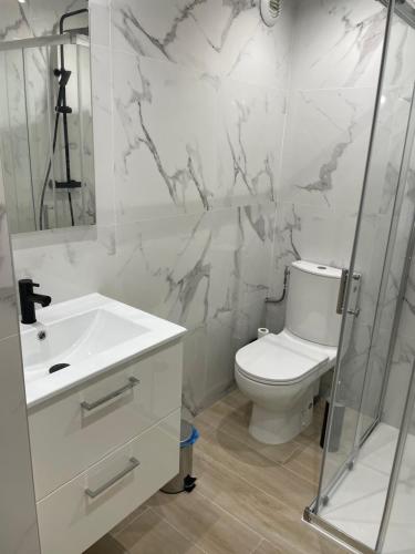 Bathroom, Beau studio proche mer, gare et commerces in Les Breguieres