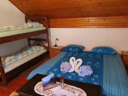 1 queen bed, 1 bunk bed