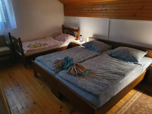 1 queen bed, 1 twin bed