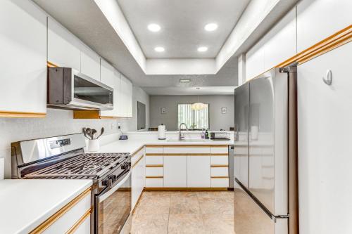 Cathedral City Condo Close to Golf and Hiking! in Cathedral City, USA