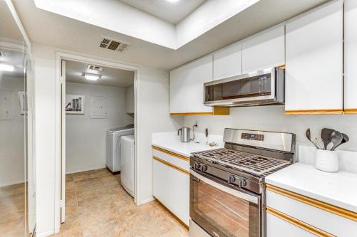 Cathedral City Condo Close to Golf and Hiking! in Cathedral City, USA