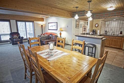 Hot Tub, Deck, Private Washer, Dryer, In Heart of Ski Area Base