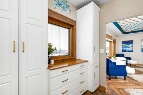 Great Falls Luxe Haven 4BR Gym Office and Hot Tub - image 8