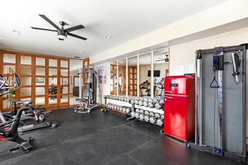 Great Falls Luxe Haven 4BR Gym Office and Hot Tub - main image
