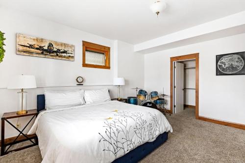 Great Falls Luxe Haven 4BR Gym Office and Hot Tub - image 9