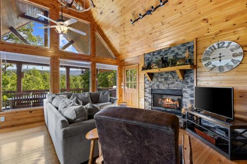 Mountain Views Hot Tub & Pool Table Fire Pit Games in Epworth, USA