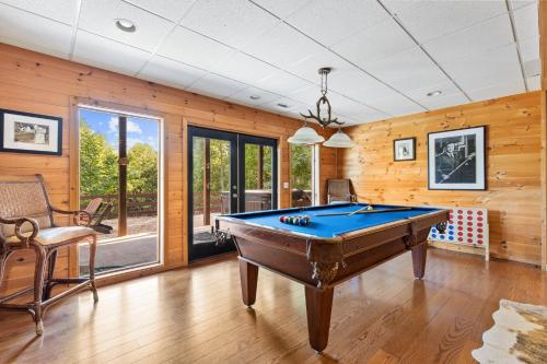 Mountain Views Hot Tub & Pool Table Fire Pit Games in Epworth, USA
