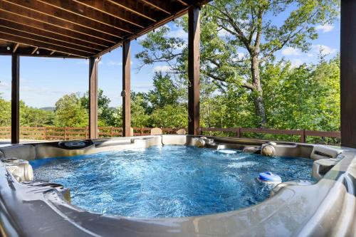 Mountain Views Hot Tub & Pool Table Fire Pit Games in Epworth, USA