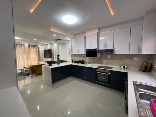 Shobalenku Opulent apartments - image 3
