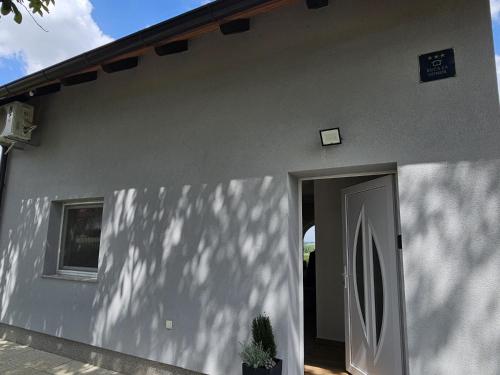 Viesnīcas āriene, Kuća za odmor Kustura (Kuca za odmor Kustura) in Iloka