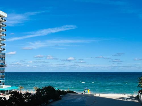 Miami Hollywood Condo 2BD With Ocean View 005-21mar in Hollywood, USA