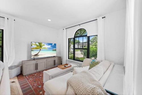 Tropical Paradise Wpool -3bd25 Close To Dwntwn in West Palm Beach, USA