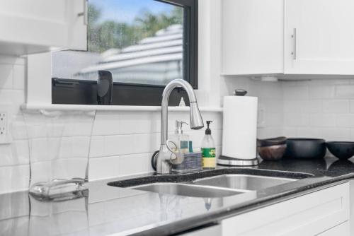 Tropical Paradise Wpool -3bd25 Close To Dwntwn in West Palm Beach, USA