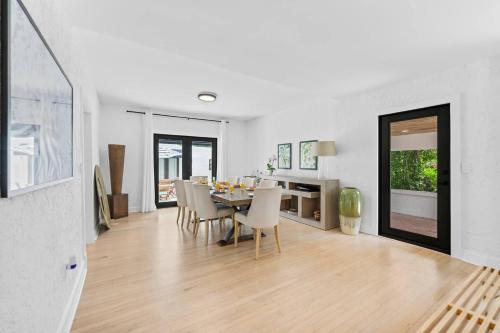 Tropical Paradise Wpool -3bd25 Close To Dwntwn in West Palm Beach, USA