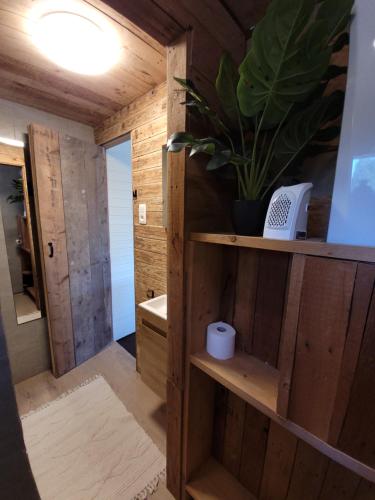 浴室, Rustig gelegen chalet Solvo met terras aan het water in 赫爾