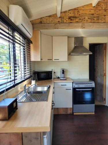 浴室, Rustig gelegen chalet Solvo met terras aan het water in 赫爾