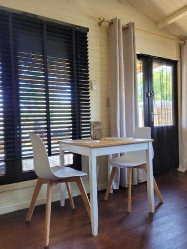 Rustig gelegen chalet Solvo met terras aan het water in 赫爾