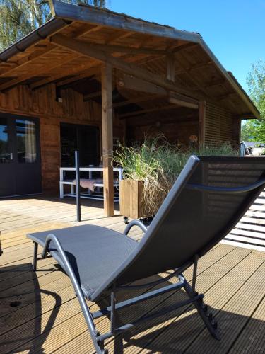 外部景觀, Rustig gelegen chalet Solvo met terras aan het water in 赫爾