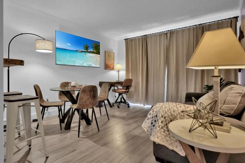 Serene Cozy Retreat with Balcony Free Parking in Miami, USA