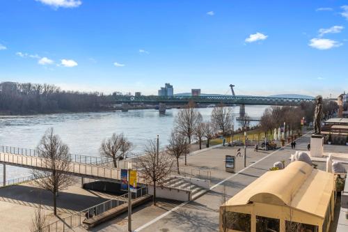 Escape riverfront 2 bedroom with balcony, Bratislava (fotografie 9)