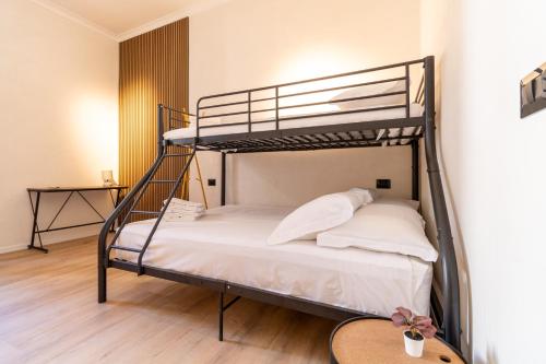 2 bunk beds