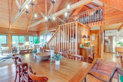 2 Decks and Fire Pit Mountain Cabin in Big Canoe! in Jasper, USA