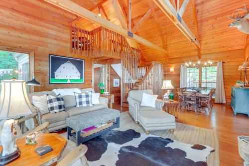 2 Decks and Fire Pit Mountain Cabin in Big Canoe! in Jasper, USA