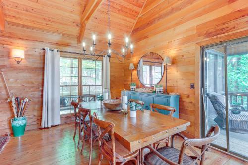 2 Decks and Fire Pit Mountain Cabin in Big Canoe! in Jasper, USA