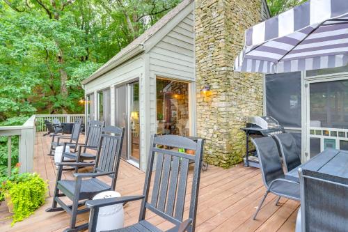 2 Decks and Fire Pit Mountain Cabin in Big Canoe! in Jasper, USA