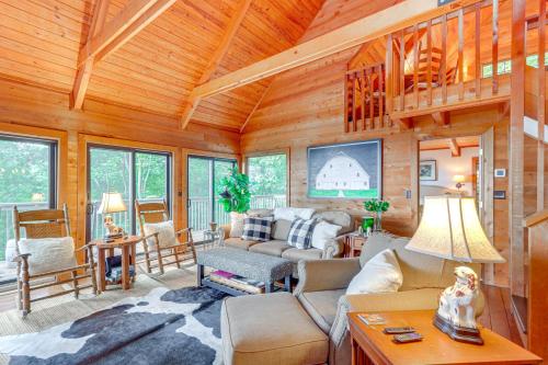 2 Decks and Fire Pit Mountain Cabin in Big Canoe! in Jasper, USA