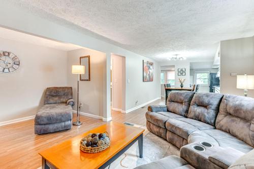 about 2 Mi to Downtown Bright Apt in Lansing!