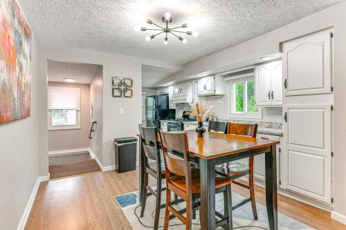 about 2 Mi to Downtown Bright Apt in Lansing! about 2 Mi to Downtown Bright Apt in Lansing!