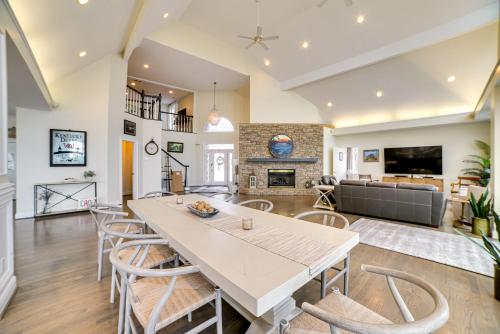 Spacious Lakefront Kentucky Home Rental! in Blue Spring (KY)