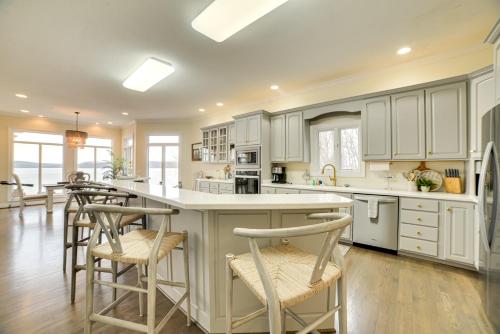 Spacious Lakefront Kentucky Home Rental! in Blue Spring (KY)