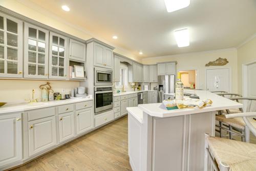 Spacious Lakefront Kentucky Home Rental! in Blue Spring (KY)