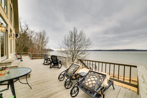 Spacious Lakefront Kentucky Home Rental! in Blue Spring (KY)