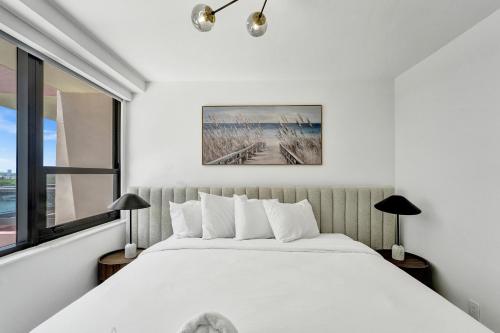 Cozy Oceanfront Beach Service 917 in Miami Beach, USA