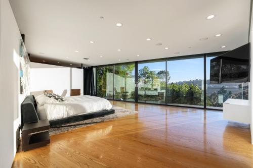 Architectural Masterpiece With Panoramic Views