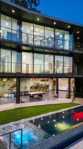 Architectural Masterpiece With Panoramic Views in Los Angeles, USA