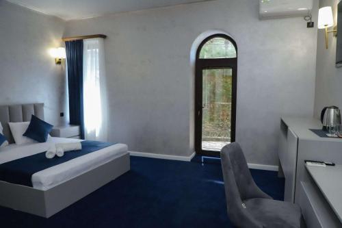 Central hotel photo 2