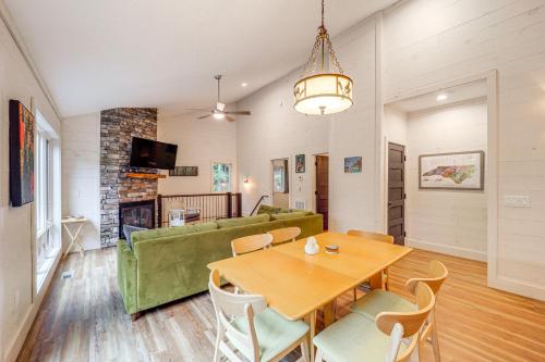 Pet-Friendly West Jefferson Home with River View! in West Jefferson, USA