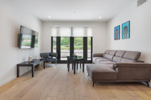 West Side Prime Location 2 Bedroom with Pool in Los Angeles, USA