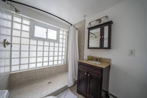 2Units 4BR 3BA Cape Cod Designer House in Atlantic City, USA