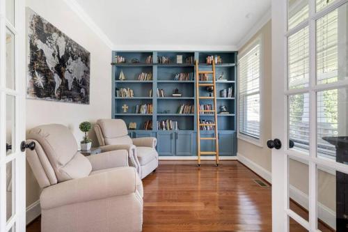 Spacious Family Getaway ~ Fire Pit~ Private Office in Raleigh, USA