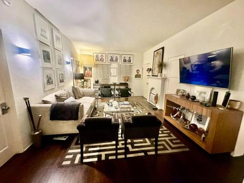 Designer 2 Bedroom Apt Beverly Hills-Rodeo Drive in Los Angeles, USA