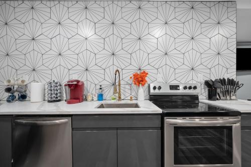 Elegant 2BR Apt Near Med Center with Free Park in Houston, USA