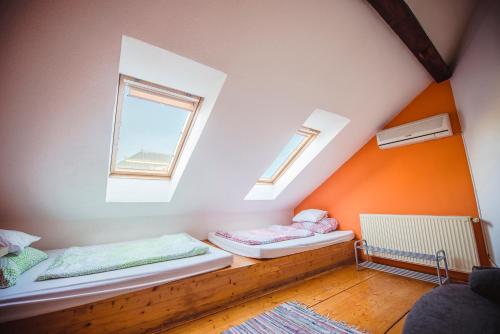 Unity Hostel Budapest - image 2