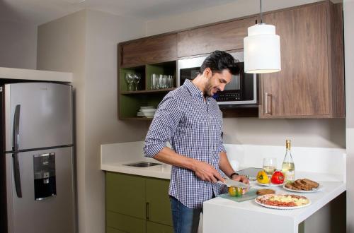 Staybridge Suites - Guadalajara Novena by IHG